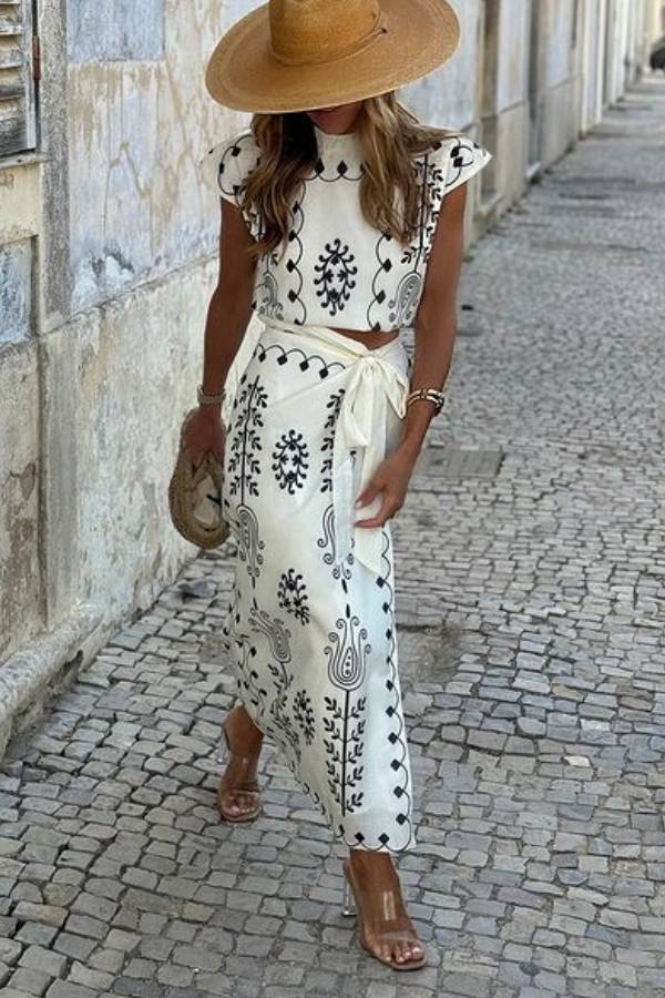 Deslumbra | Conjunto de dos piezas: falda blanca y medias negras estampadas