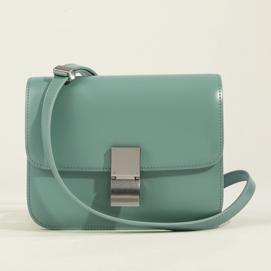 Out-Shine | Classic shoulder bag with flap