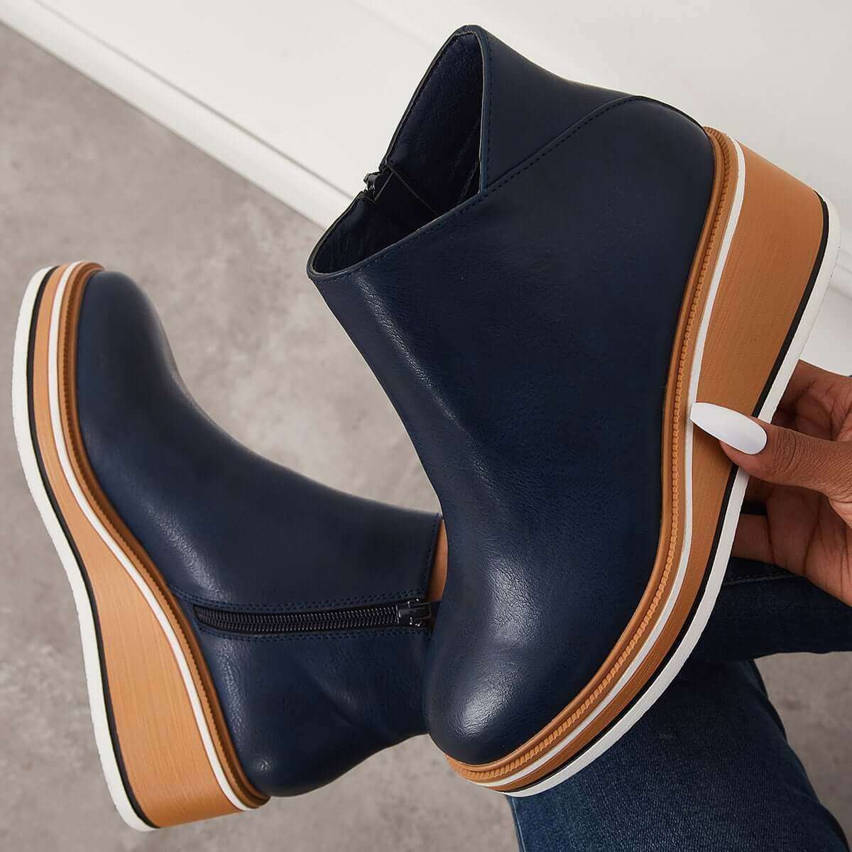 Out-Shine | Stylish ankle boots with zipper and platform