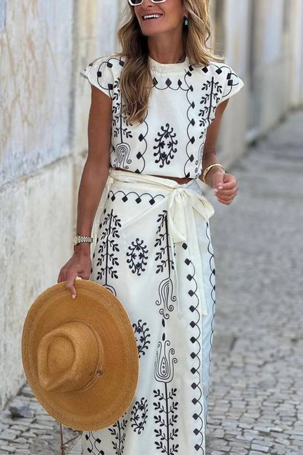 Deslumbra | Conjunto de dos piezas: falda blanca y medias negras estampadas