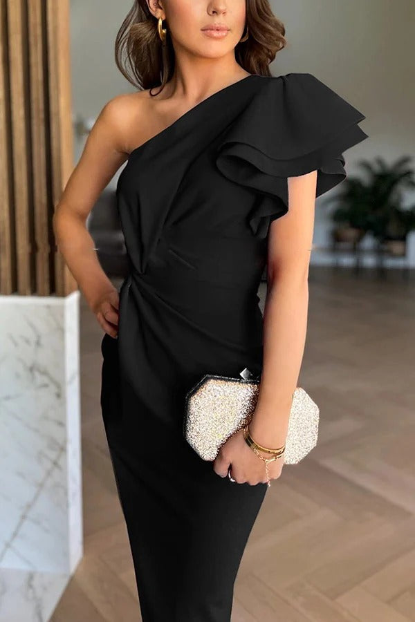 Deslumbra | Vestido largo asimétrico con un solo hombro, mangas con volantes escalonados y abertura.