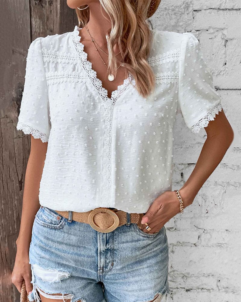 Brilla con luz propia | Blusa blanca con escote en V y detalle elegante para mujer