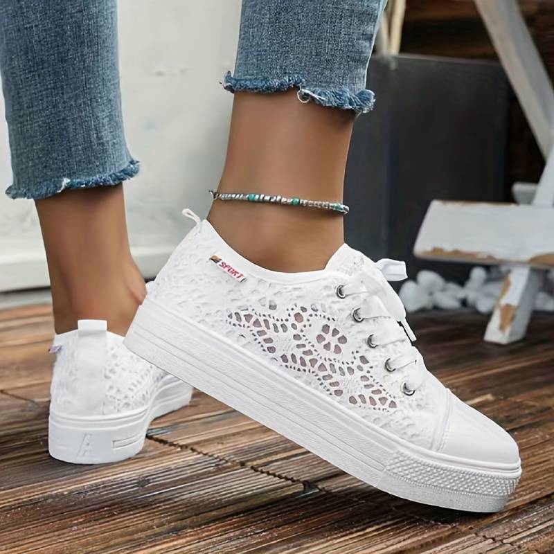 Out-Shine | Chic and airy lace