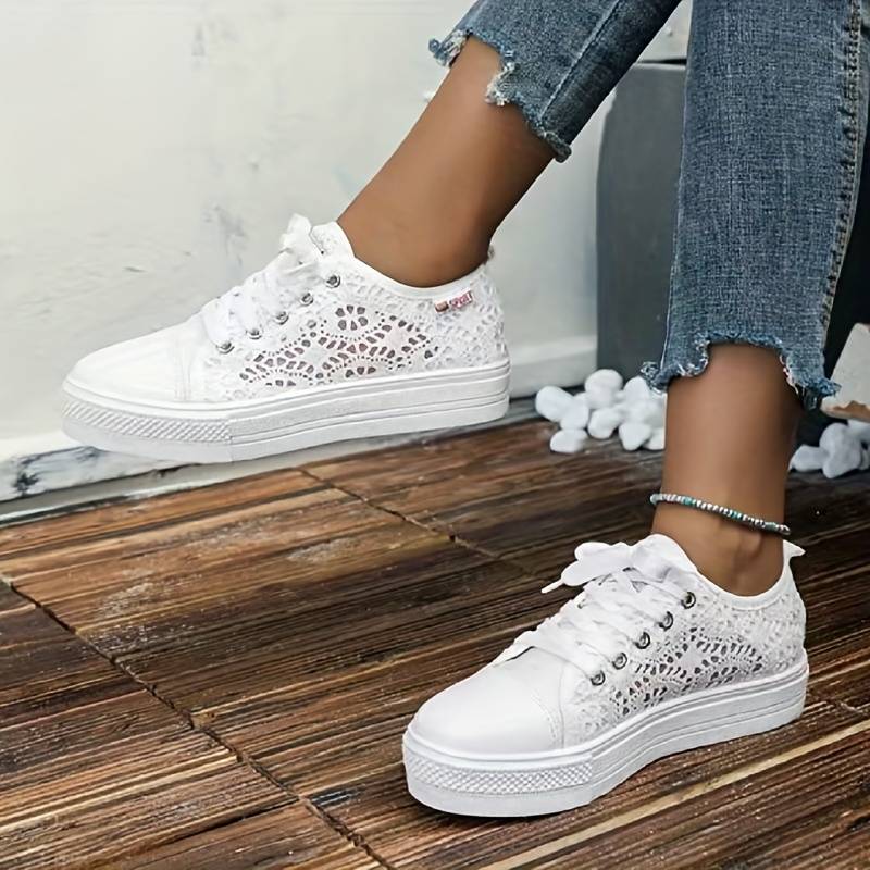 Out-Shine | Chic and airy lace