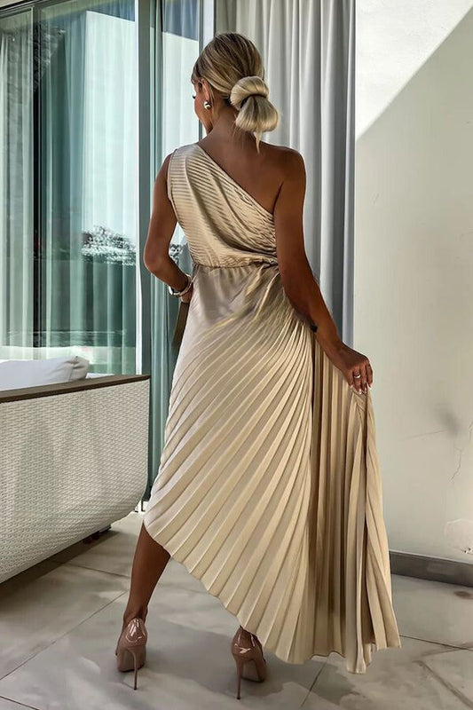 Deslumbra | Vestido largo plisado de satén con flores en relieve, elástico y un solo hombro