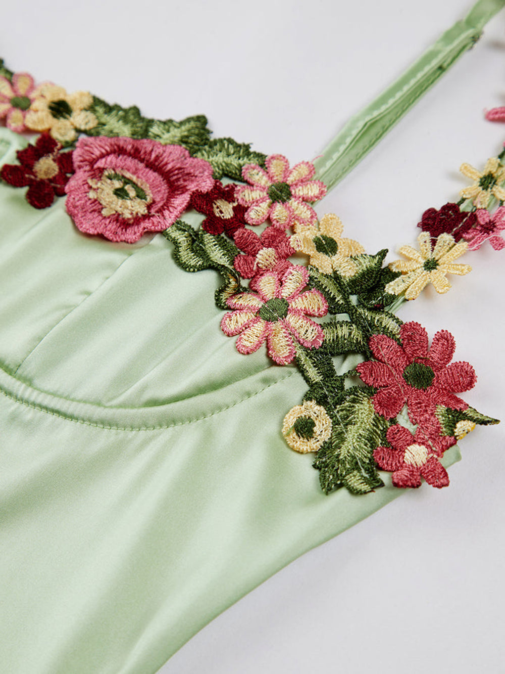 Deslumbra | Vestido largo de satén con tirantes florales para mujer