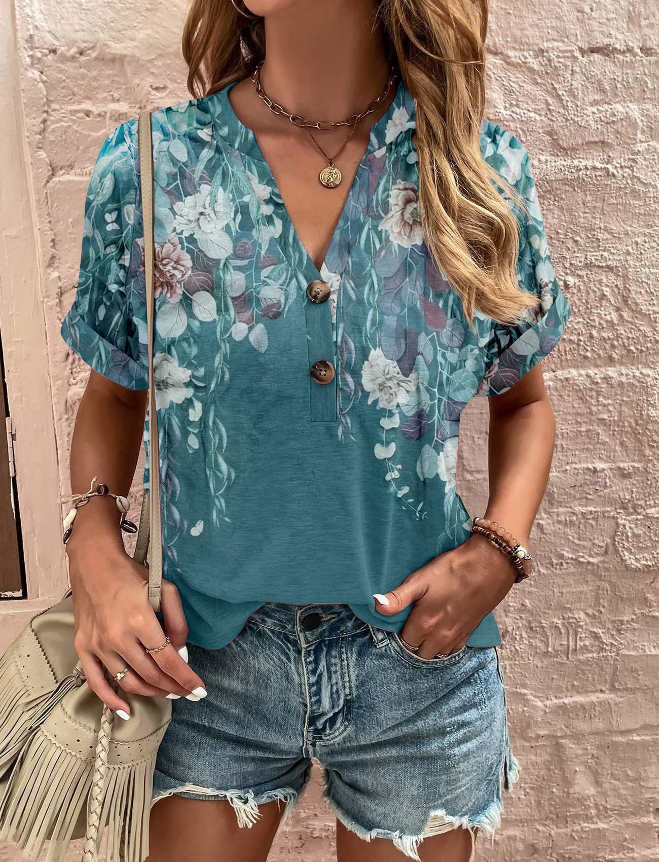 Deslumbra | Blusa moderna de manga corta con botones y estampado 