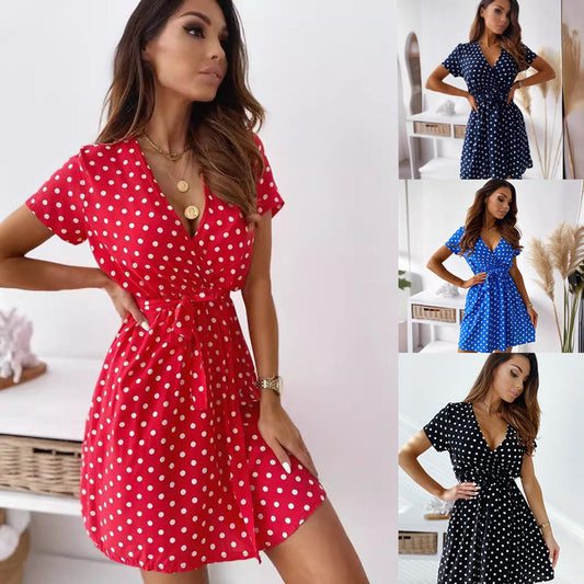 Deslumbra | Vestido corto con cuello en V y ribete elástico 