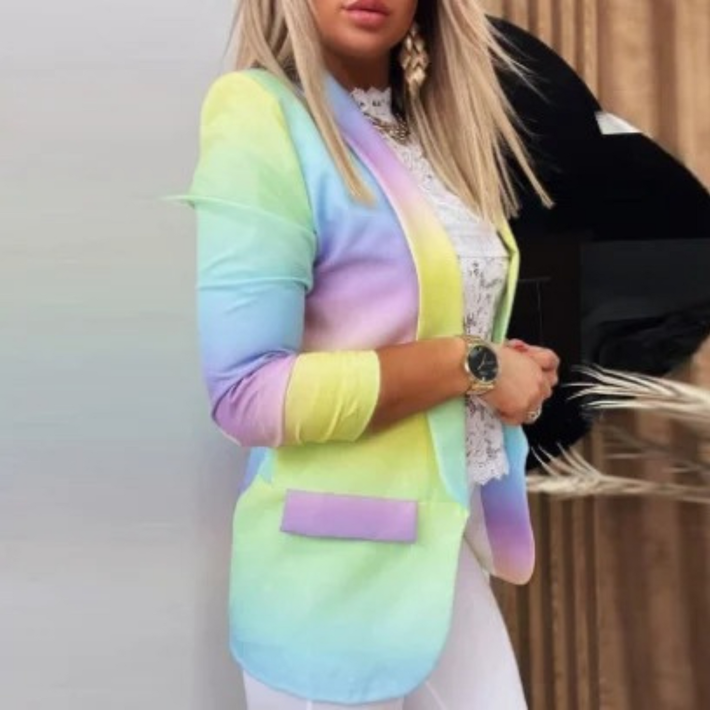 Brille con luz propia | Blazer elegante con cuello chal estampado