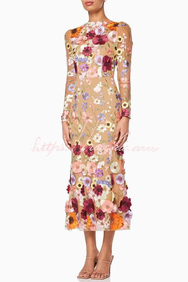 Deslumbra | Vestido midi de manga larga con cola de pez y apliques florales bordados de Refined Charm